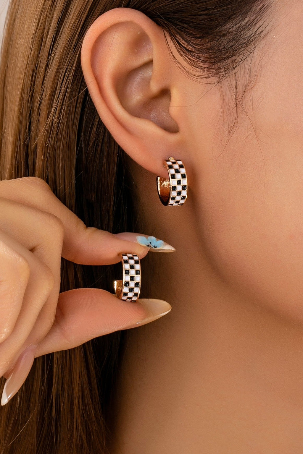 CHECKER EPOXY HUGGIE HOOP EARRINGS | 80E61747