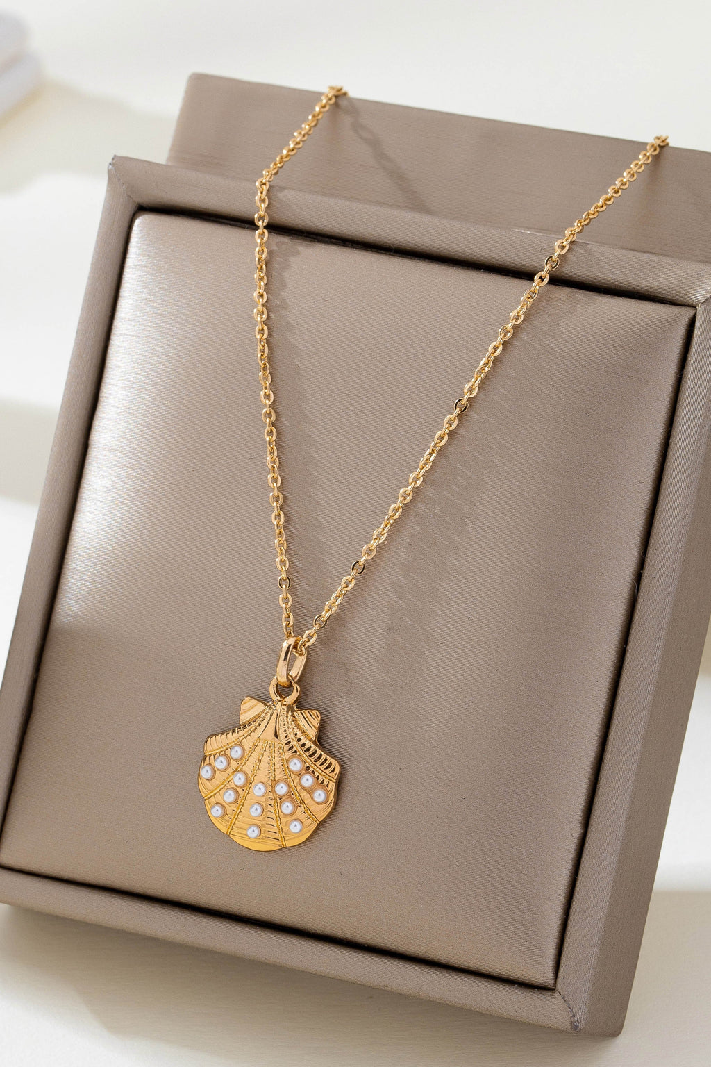 Pearl-Accented Shell Pendant Necklace | 80N92915