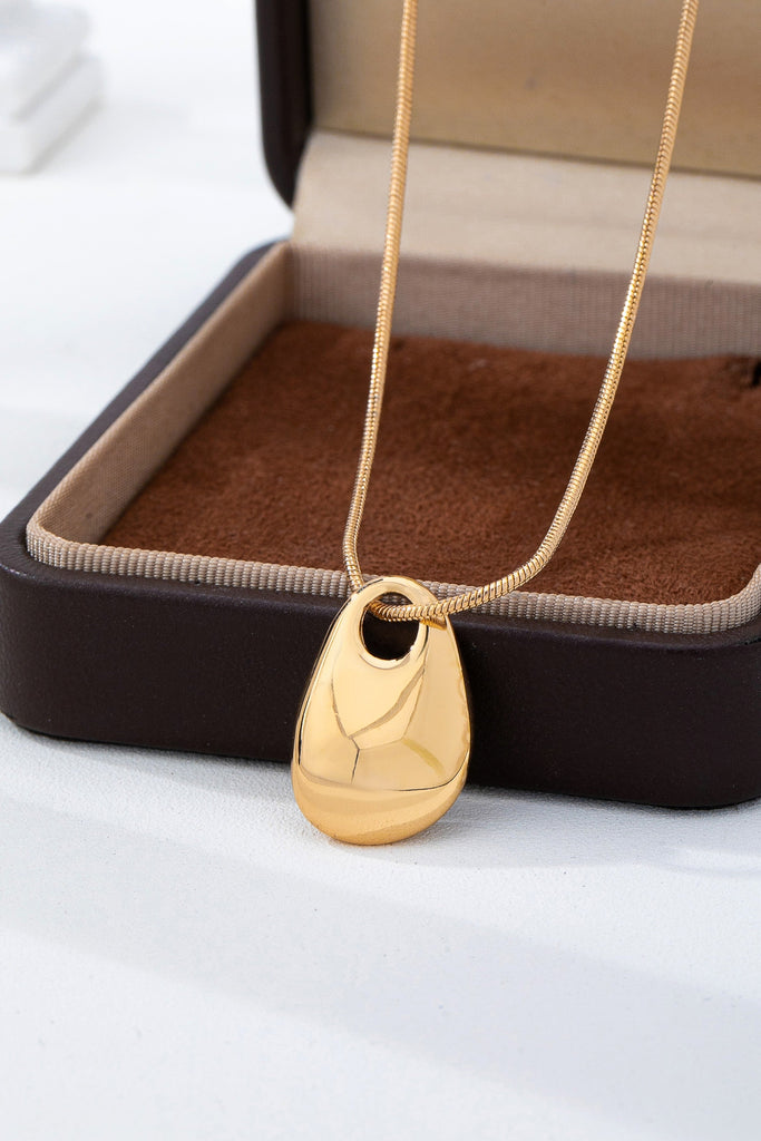 Sculptural Teardrop Pendant Necklace | 80N93028